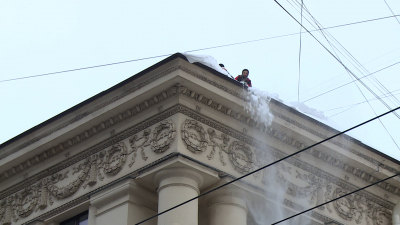 В Петербурге для уборки снега на работу вывели всех кровельщиков