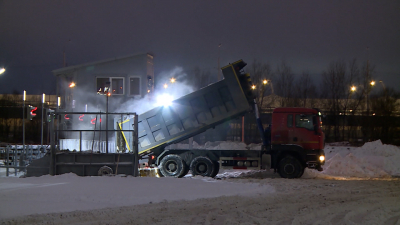 Более 10 тысяч кубометров снега вывезли службы Петербурга за ночь