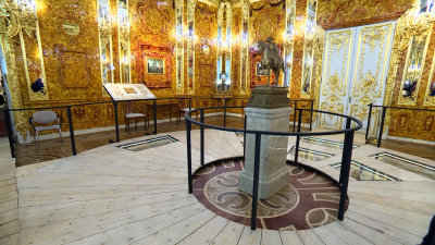«Ярче солнца»: в Царском Селе открыли выставку к юбилею воссоздания Янтарной комнаты