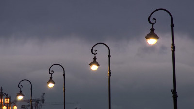 От осенней хандры спасут новые фонари: Как в Петербурге изменилась система освещения