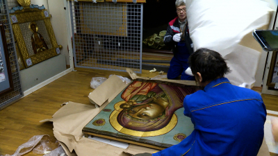 В Академии художеств завершили реставрацию уникальной старинной иконы «Богоматерь Казанская»
