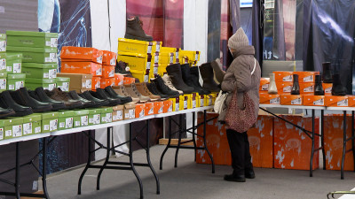 Комфорт и зимой, и летом: в Петербурге продолжают работать ярмарки белорусской обуви