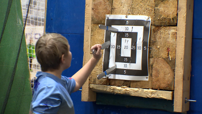 В Петербурге юные россияне соревновались в умении метать ножи