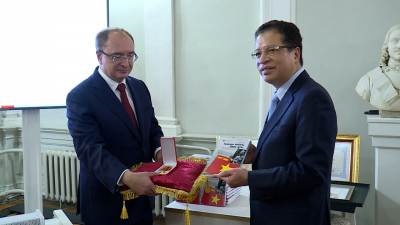 СПБГУ получил высшую госнаграду Вьетнама для иностранных организаций