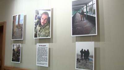 «На передовой»: в Московском районе открылась фотовыставка о бойцах СВО