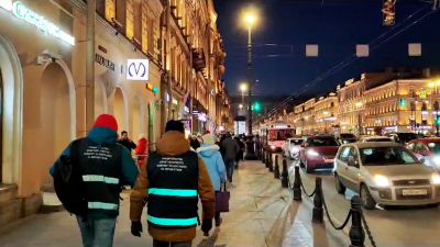 В центре Петербурга убрали нелегальные лавки с выпечкой, цветами и сувенирами 
