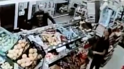 В Петербурге мужчина с ножом разгромил продуктовый магазин и ранил работника