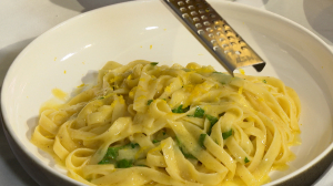 Полезный завтрак. Паста качо-э-пепе с пармезаном и лимонной цедрой