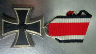 Эстонец пытался вывести из России нагрудный крест со свастикой и награду времён Гражданской войны