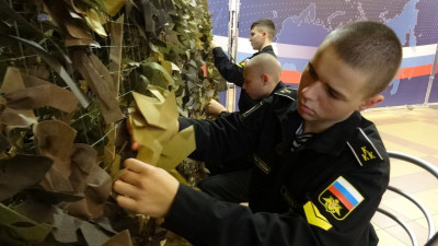 Кадеты учебной роты КМКВК  плели маскировочные сети для бойцов СВО