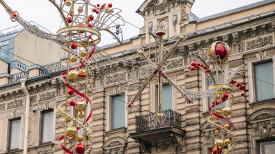 Невский проспект начали украшать к Новому году