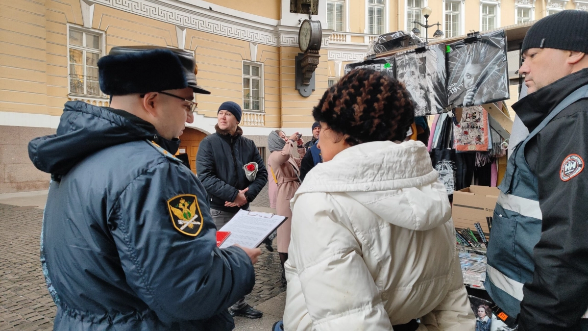 Судебные приставы арестовали имущество злостной неплательщицы на Дворцовой площади - tvspb.ru