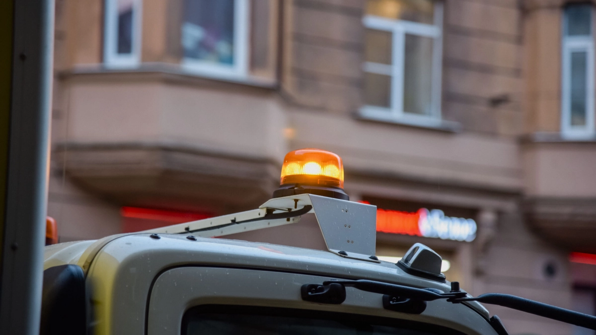 На проспекте Маршала Жукова прорвало трубу, но «аварийка» приехала быстро - tvspb.ru