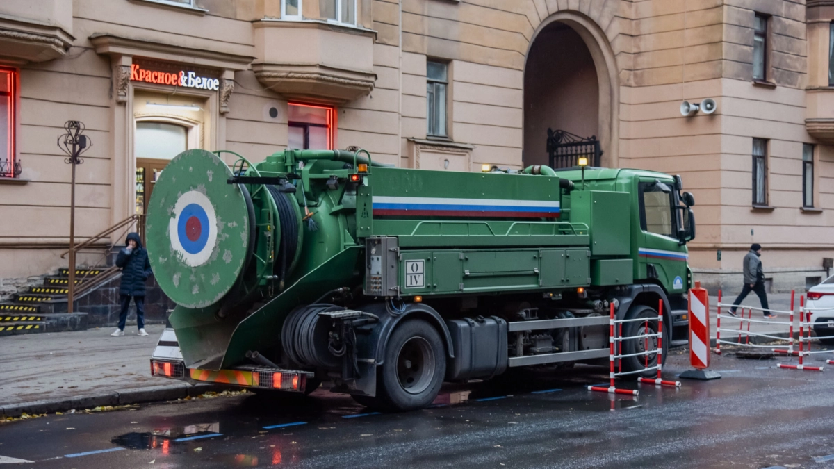 Более 70 бригад «Водоканала» вышли на петербургские улицы в дождливую пятницу - tvspb.ru