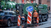 В Красном Селе улицу затопило холодной водой