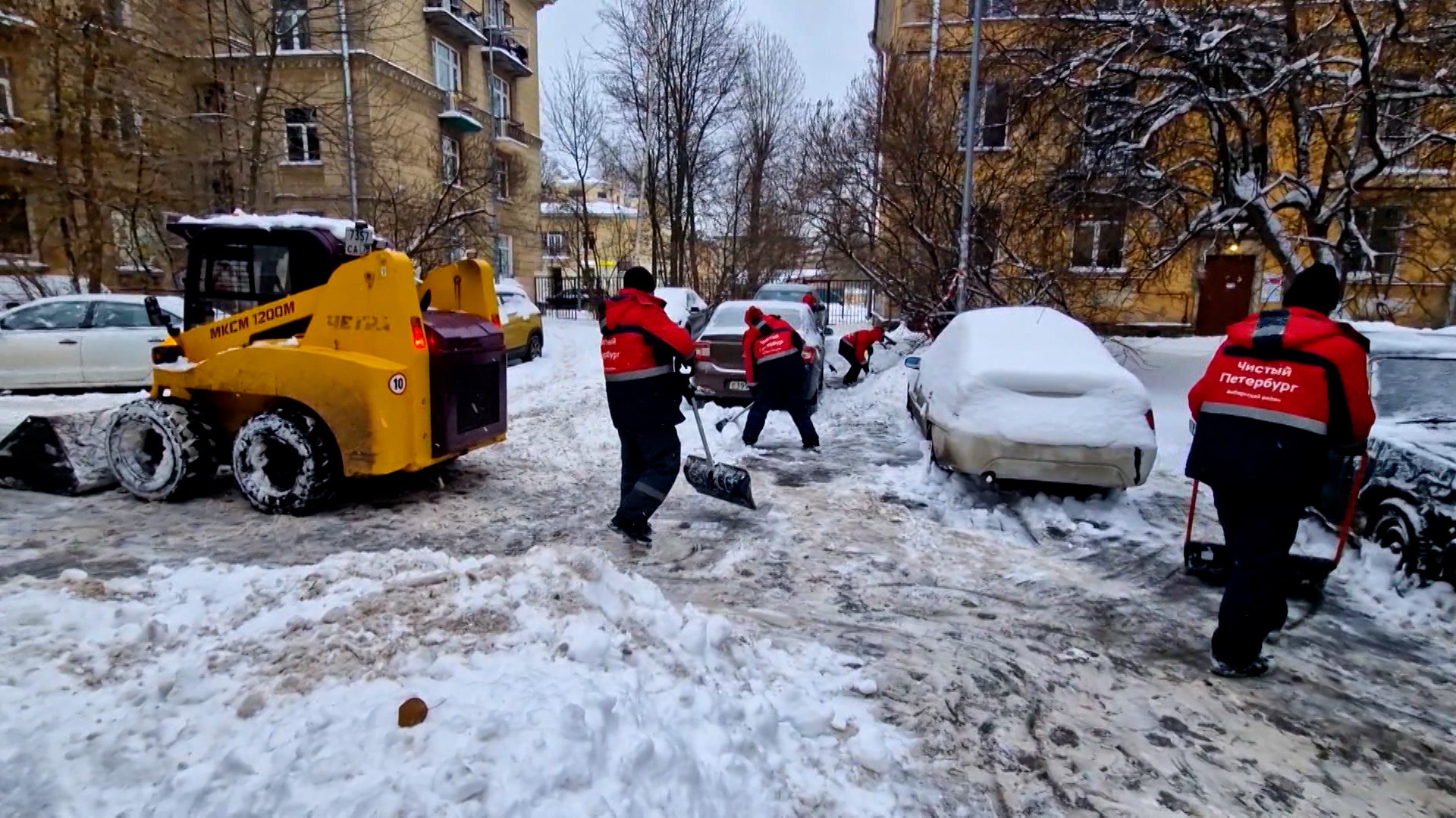 В Петербурге за месяц резко вырос спрос на дворников | Телеканал  Санкт-Петербург