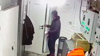 Незнакомец пробрался в подсобку ресторана на Невском и ограбил его работника