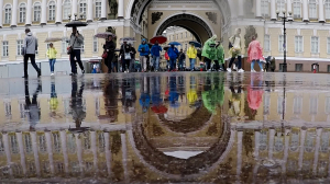 Не забудьте взять зонтик! А заодно изучите правила этикета в дождливую погоду