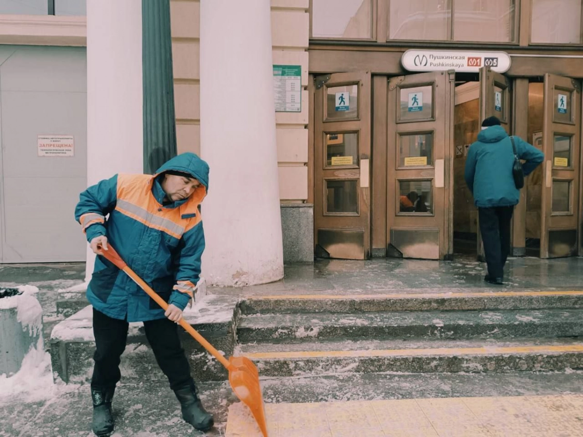 Более 240 человек убирали 95 тысяч квадратных метров территории у метро от снега и наледи - tvspb.ru