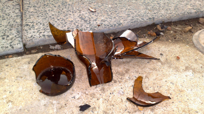 Разбитой бутылкой по голове: чем закончилось очередное застолье в Ломоносове