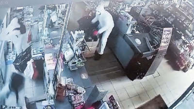 Появилось видео, где неизвестные в белых комбинезонах крадут из магазина дорогой алкоголь, красную икру и сигареты