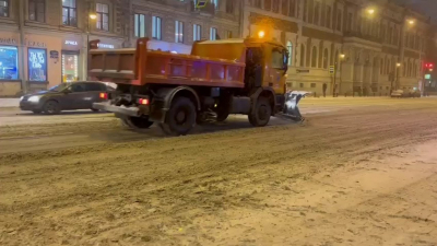 В Петербурге дорожники перешли на усиленный режим работы из-за снегопада