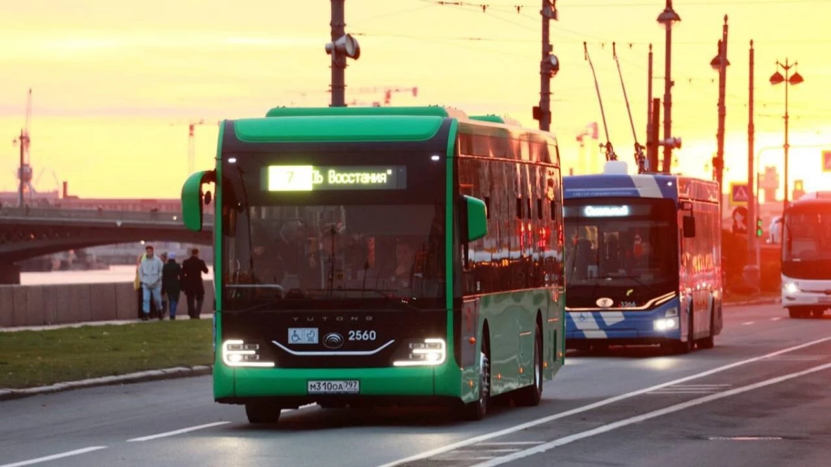 Зелёный и защищён от возгораний: в Петербурге на маршрут вышел новый электробус - tvspb.ru