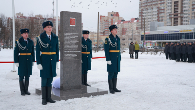 Памятную стелу в честь петербургских пожарных установили на Брандмейстерском бульваре