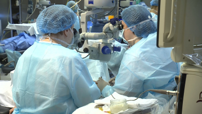 Петербургские хирурги провели уникальную операцию на глазах пациентки с редкой болезнью