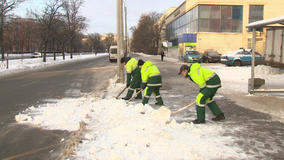 На уборку снега в Петербурге вывели больше 8 тысяч дворников