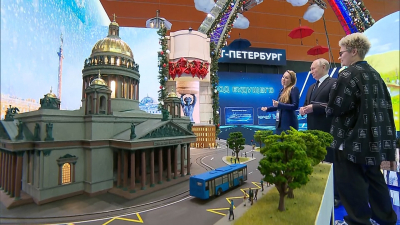 Владимир Путин посетил стенд Петербурга на выставке «Россия»