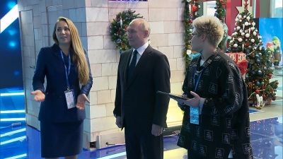 Для Владимира Путина провели виртуальную экскурсию по Петербургу на выставке «Россия»