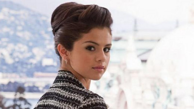 Селена Гомес и Хейли Бибер появились на красной дорожке в похожих платьях