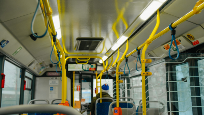 Поездка в автобусе с широко расставленными ногами привела петербуржца в суд