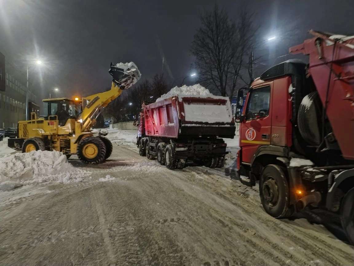 Петербургские дорожники вывозят с улиц около 30 тысяч «кубов» снега в сутки - tvspb.ru