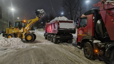 Петербургские дорожники вывозят с улиц около 30 тысяч «кубов» снега в сутки
