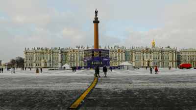 На Дворцовой площади сегодня раздавали блокадные пайки хлеба в память о жителях осажденного Ленинграда