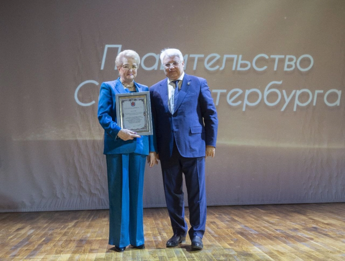 Сотрудникам медколледжа №1 вручили нагрудные знаки отличия в честь 70-летия учреждения - tvspb.ru