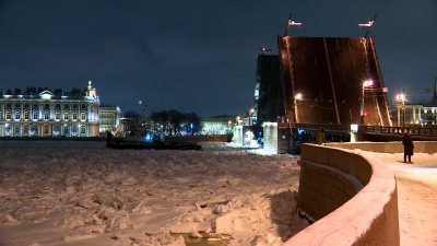 Дворцовый и Благовещенский мосты снова разведут для спасения застрявшего во льду сухогруза