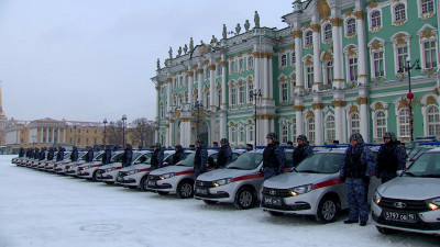 Александр Беглов поздравил росгвардейцев с получением новых служебных машин