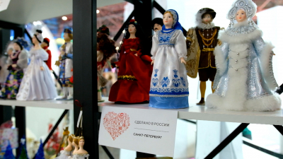 Фарфоровые куклы и шелковые платки: Петербургские ремесленники представили свои работы на выставке «Россия»