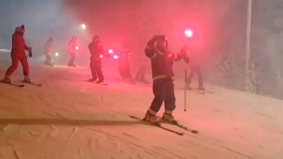 «Пожарные покатушки»: праздничный флешмоб на Красном озере устроили петербургские спасатели