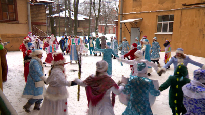 Деды Морозы и Снегурочки устроили парад для маленьких пациентов петербургских больниц