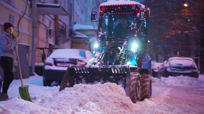 В петербургских дворах будет работать трактор, украшенный праздничными гирляндами