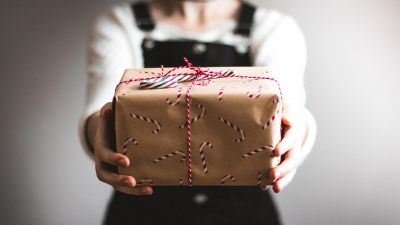 Специалист по этикету дала совет, как реагировать на неудачный подарок