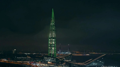 «Лахта Центр» благодаря праздничной подсветке превратился в 462-метровую новогоднюю елку