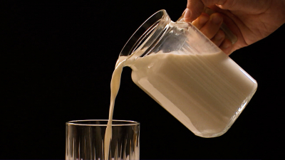 Диетолог объяснила, нужно ли пить молоко взрослым людям