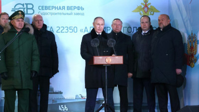 Владимир Путин принял участие в подъеме флага на морском тральщике «Лев Чернавин», построенном в Петербурге
