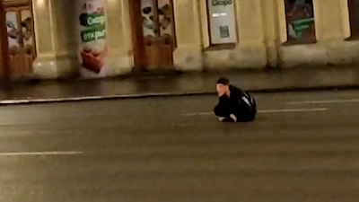 Мужчина в неадекватном состоянии бросался под колеса машин на Невском проспекте