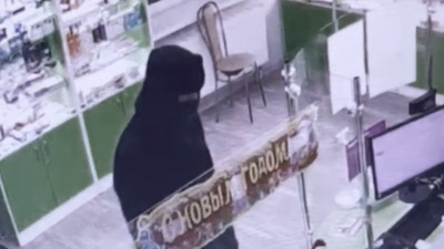 Вооруженный мужчина вытащил 7 тысяч рублей из кассы аптеки в Янино